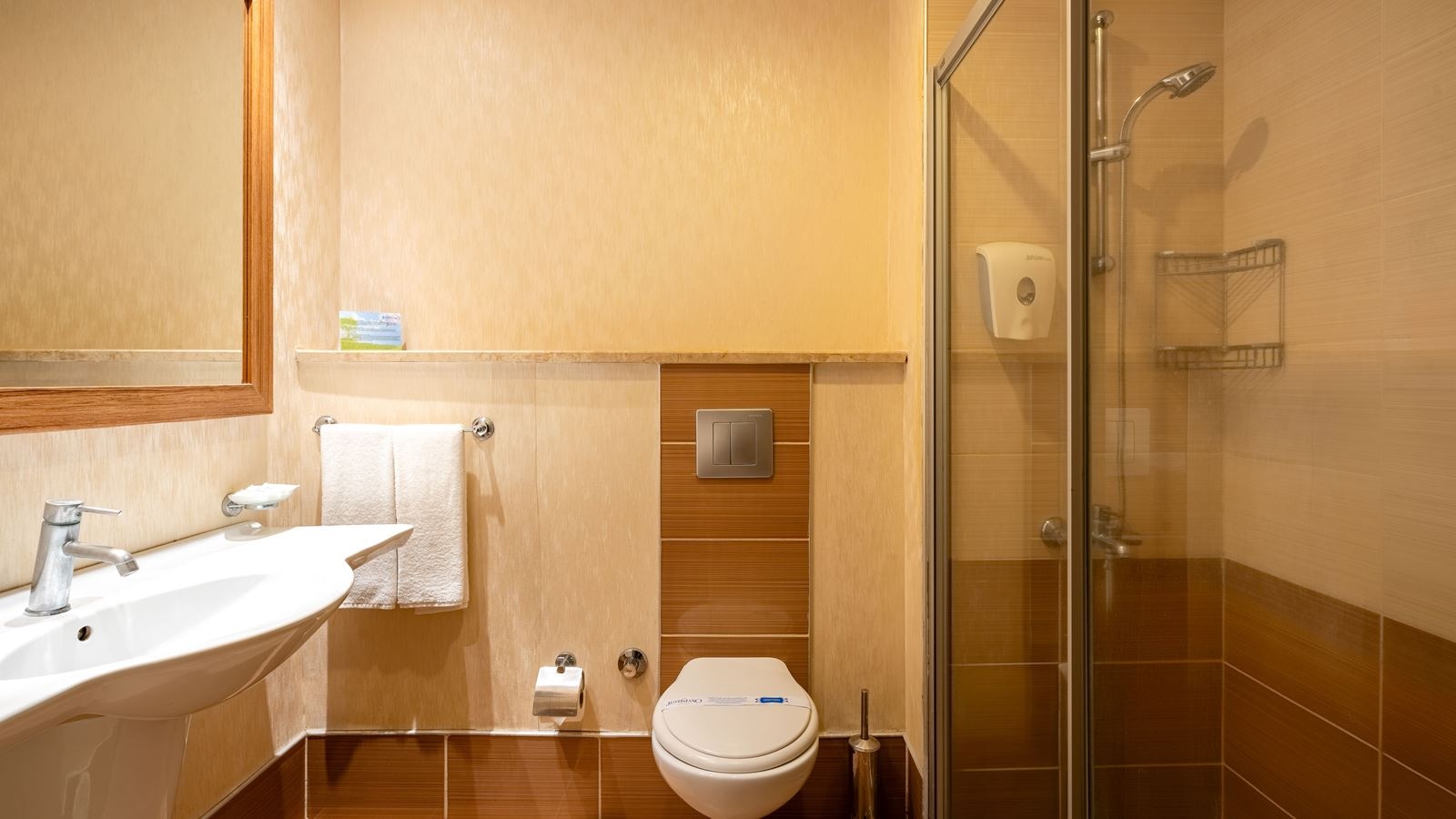 rooms-coral-room