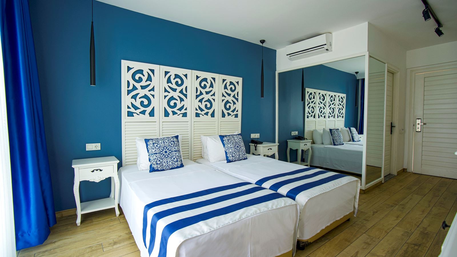 rooms-club-room