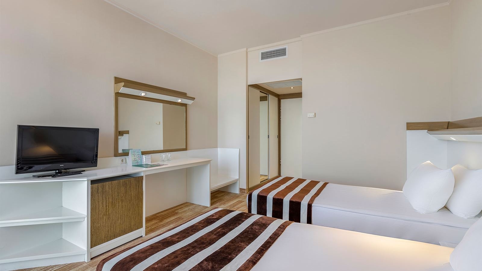 rooms-standard-room-land-view