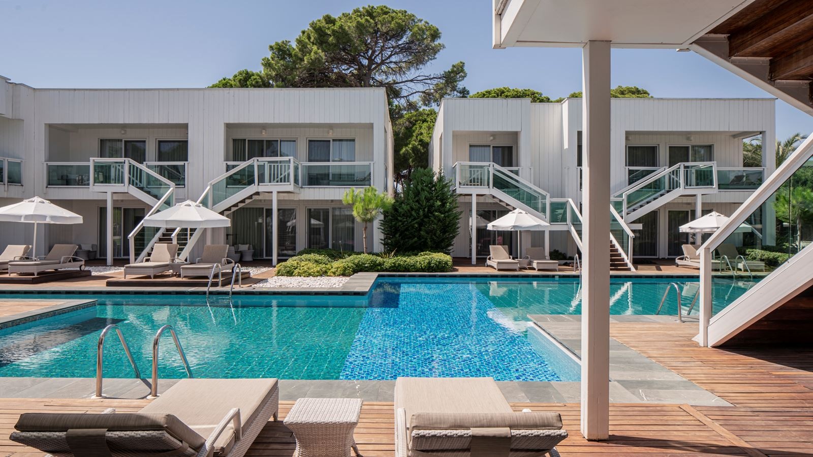 rooms-luxury-pool-suite-ground-floor