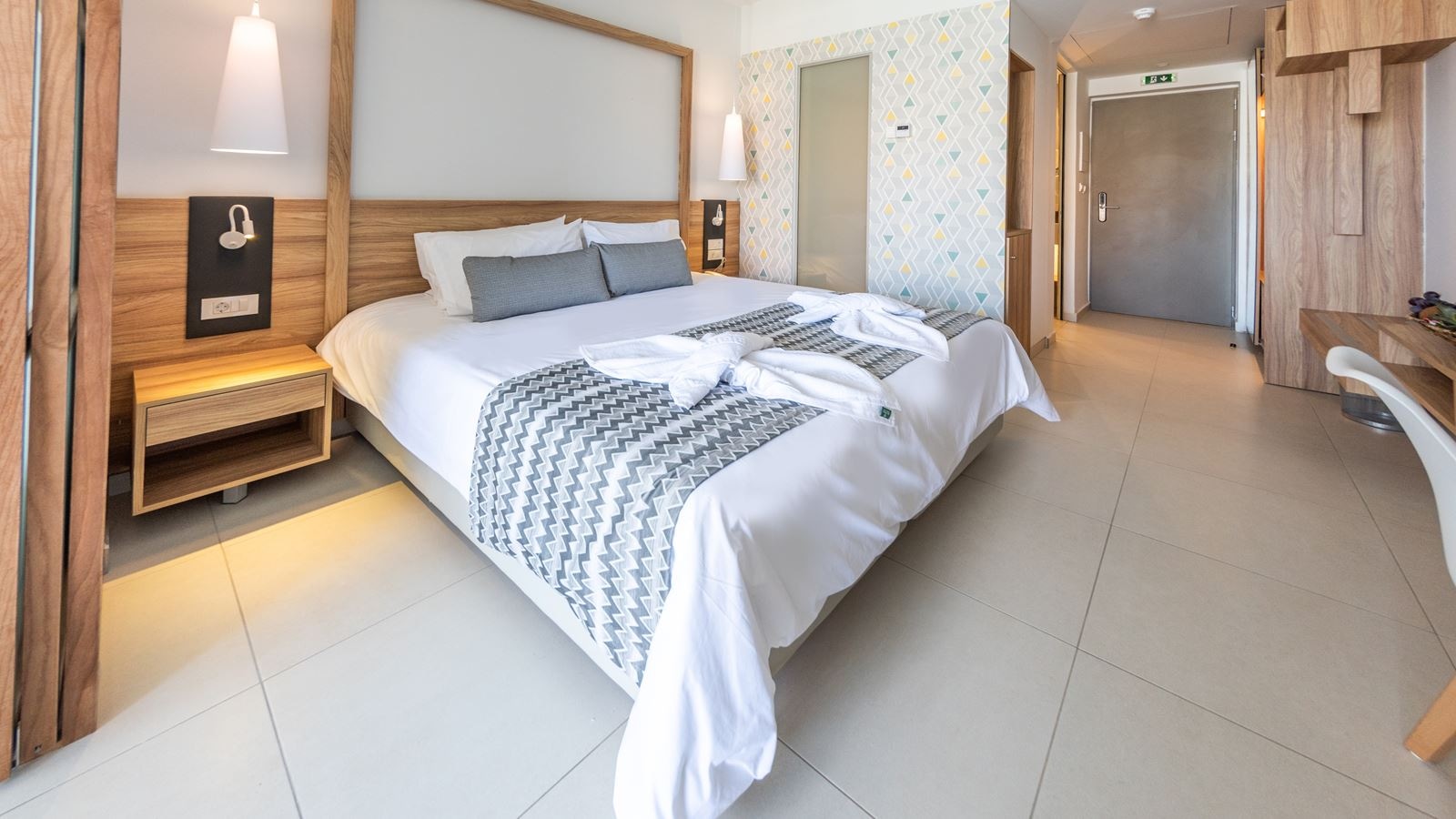 rooms-twin-room-superior-sideseaview-balcony-or-terrace