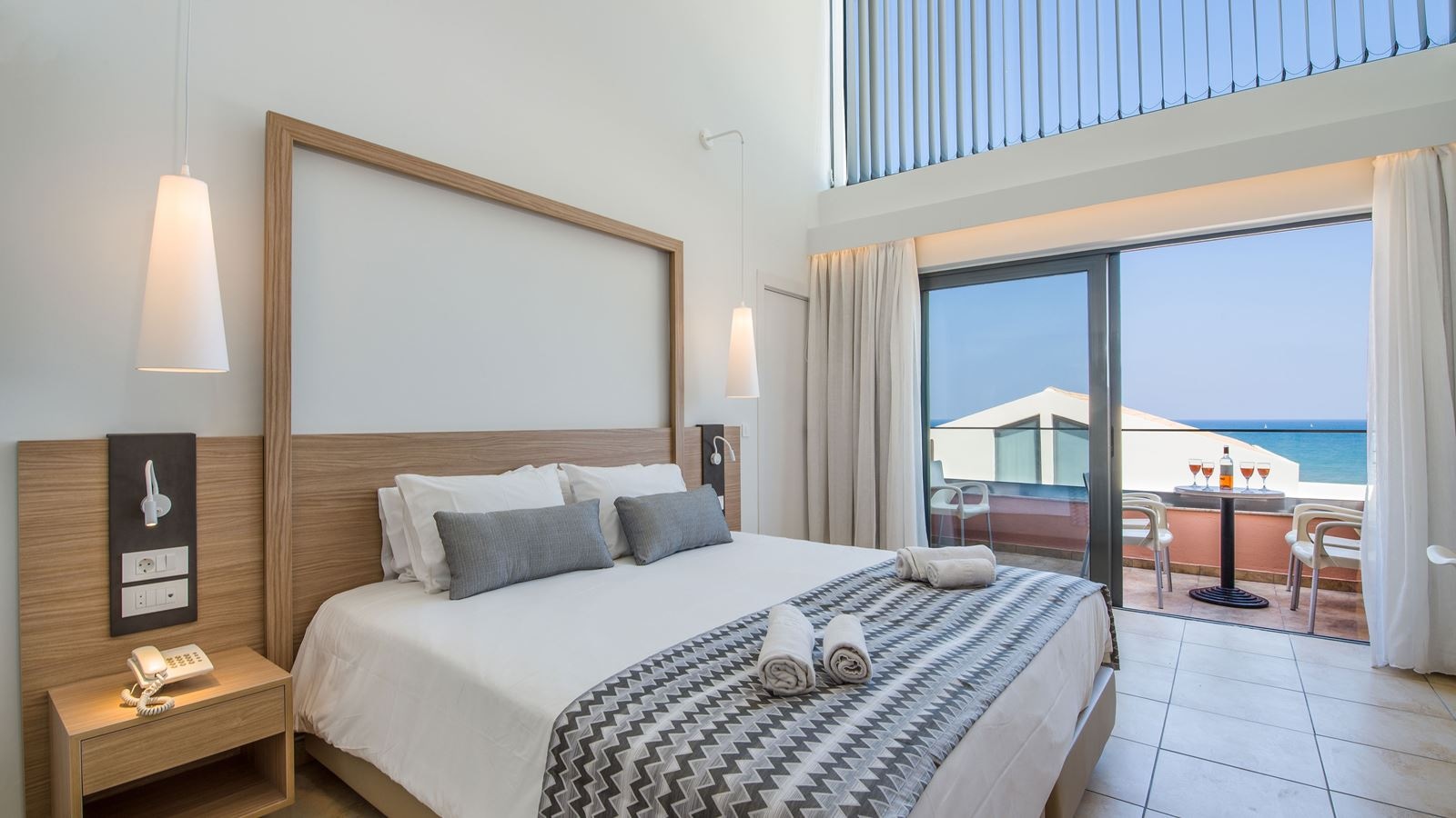rooms-maisonette-sideseaview-for-24-persons